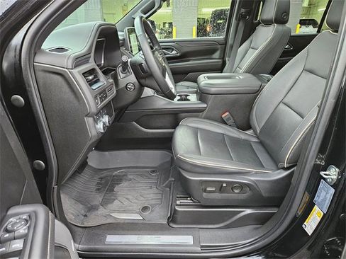 Used 2023 GMC Yukon SLT w/ SLT Premium Package image 13