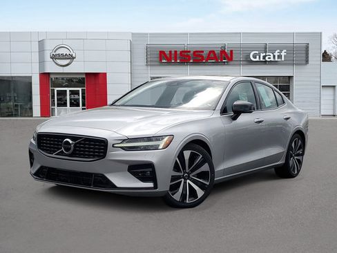 Used 2022 Volvo S60 B5 Momentum w/ Premium Package AWD/4WD image 1