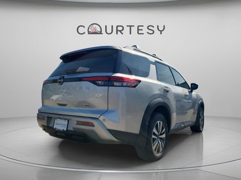 New 2025 Nissan Pathfinder SL image 4