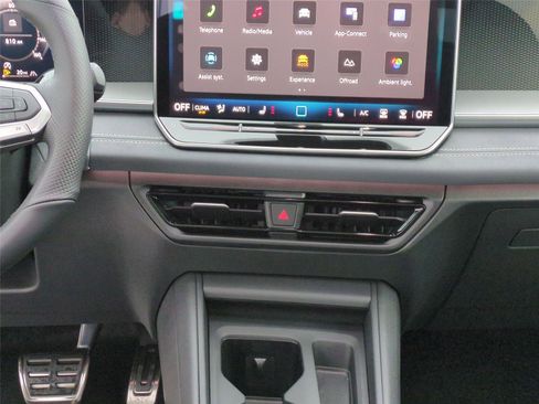 New 2026 Volkswagen Tiguan SE R-Line image 14