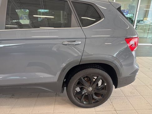 Used 2023 Volkswagen Taos SE w/ Black Wheel Package image 5