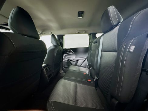 Used 2025 Mitsubishi Outlander ES FWD image 28
