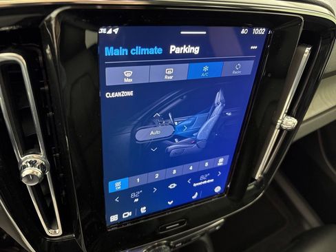 Used 2025 Volvo XC40 B5 Plus image 33