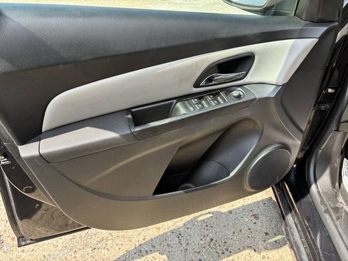 Used 2013 Chevrolet Cruze LS FWD image 12