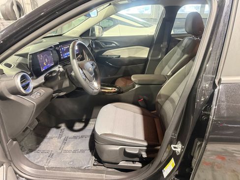 Used 2025 Chevrolet Trax LT w/ LT Convenience Package image 25