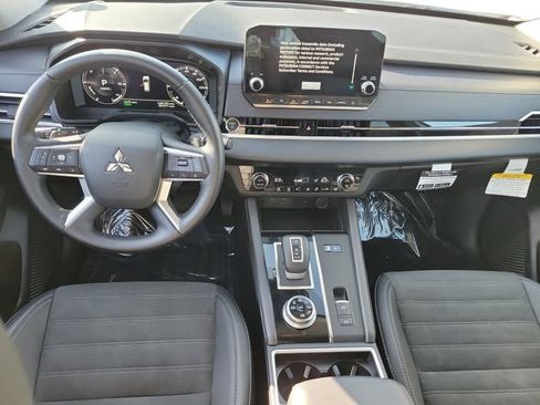Used 2025 Mitsubishi Outlander SE image 19