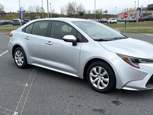 Used 2022 Toyota Corolla LE FWD image 2