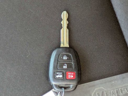 Used 2018 Toyota Corolla LE image 31