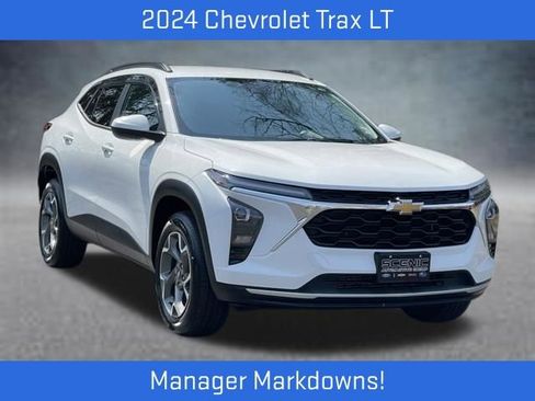 Used 2024 Chevrolet Trax LT w/ Driver Confidence Package FWD image 1