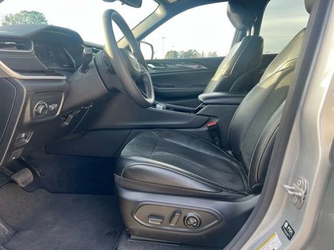 Used 2023 Jeep Grand Cherokee Altitude image 4