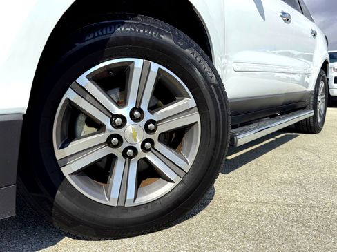 Used 2017 Chevrolet Traverse LT image 2