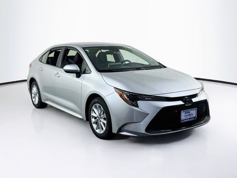 Used 2020 Toyota Corolla LE w/ LE Convenience Package FWD image 3