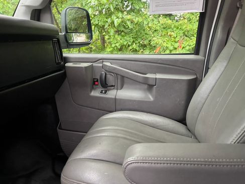 Used 2017 Chevrolet Express 2500 RWD image 8