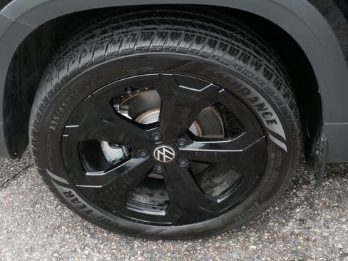 Certified 2025 Volkswagen Taos SE AWD/4WD image 15