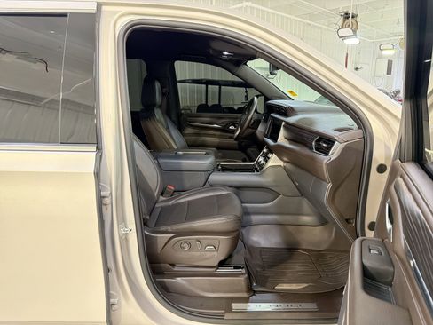 Used 2023 GMC Yukon XL Denali AWD/4WD image 29