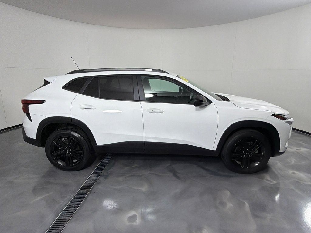 Used 2024 Chevrolet Trax ACTIV w/ Sunroof Package FWD image 4
