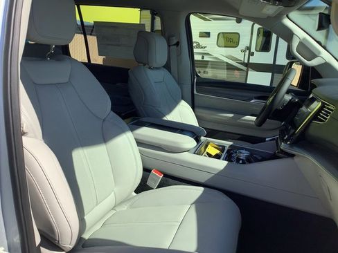 New 2023 Jeep Wagoneer Series III w/ Preferred Equipment Group image 45