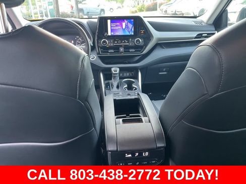 Used 2024 Toyota Highlander XLE AWD/4WD image 17