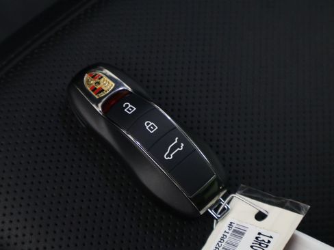 Certified 2026 Porsche Macan AWD/4WD image 34