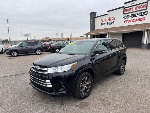 Used 2019 Toyota Highlander LE FWD image 1