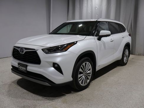 Used 2025 Toyota Highlander Platinum image 6