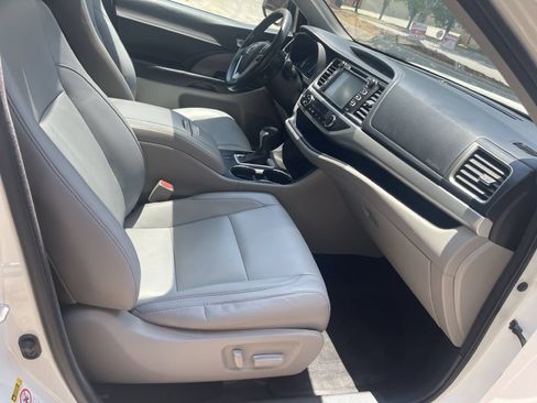 Used 2017 Toyota Highlander XLE FWD image 7