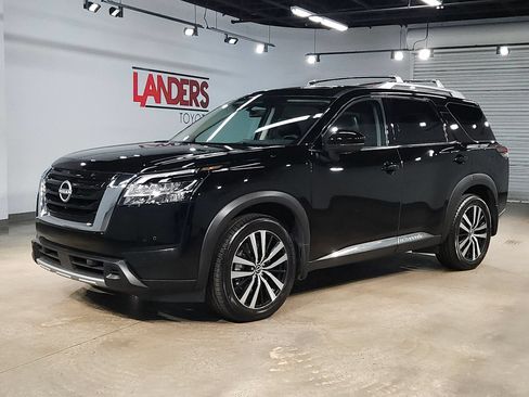 Used 2024 Nissan Pathfinder Platinum AWD/4WD image 3