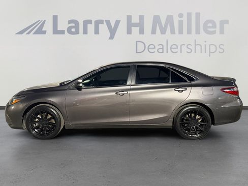 Used 2017 Toyota Camry SE w/ Moonroof Package FWD image 2