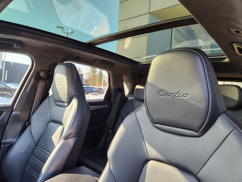Used 2023 Porsche Cayenne Turbo AWD/4WD image 13