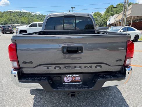 Used 2017 Toyota Tacoma SR5 w/ Tow Package AWD/4WD image 8