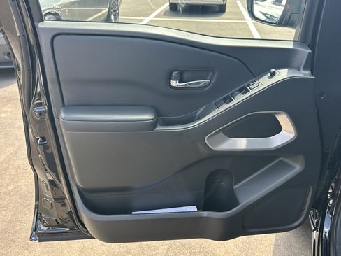 Used 2025 Nissan Frontier SV RWD image 10