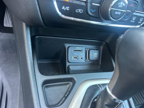 Used 2018 Jeep Cherokee Limited w/ Luxury Group FWD image 25