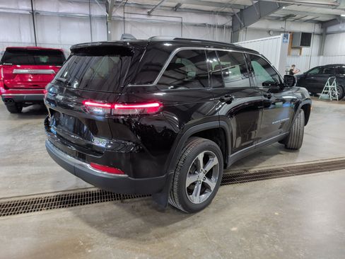 Used 2024 Jeep Grand Cherokee Limited AWD/4WD image 3