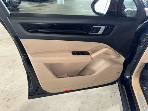 Used 2021 Porsche Cayenne image 17