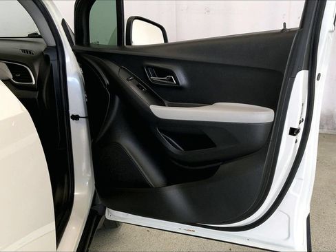 Used 2021 Chevrolet Trax LT FWD image 26