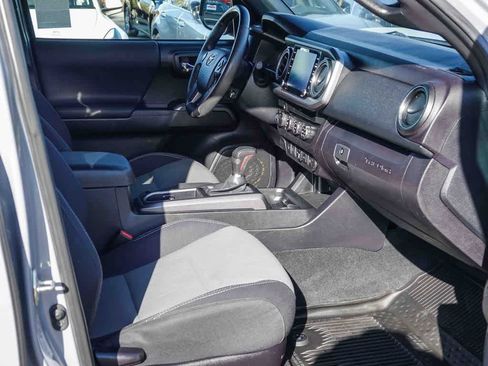 Used 2020 Toyota Tacoma TRD Off-Road w/ Technology Package AWD/4WD image 15