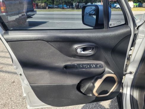 Used 2015 Jeep Renegade Latitude w/ Popular Equipment Group FWD image 9