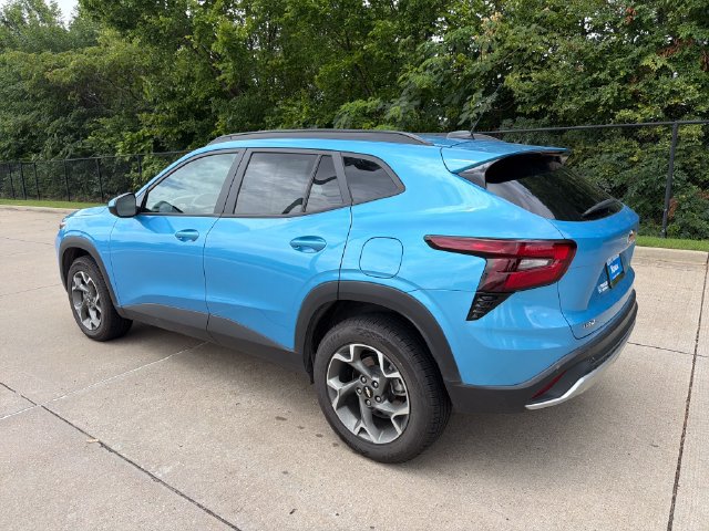 Used 2025 Chevrolet Trax LT FWD image 5
