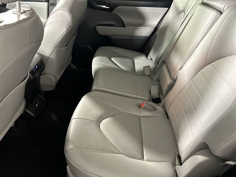 Used 2023 Toyota Highlander XLE FWD image 25