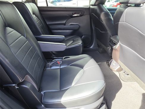 Certified 2022 Toyota Highlander XLE image 17