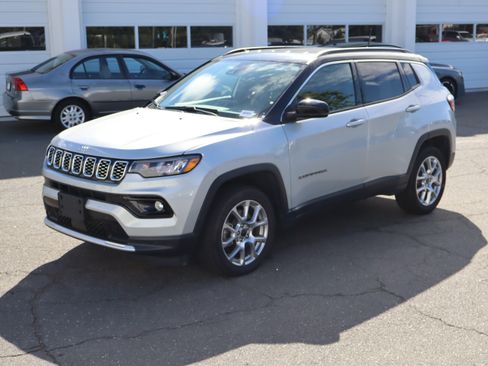 Used 2025 Jeep Compass Limited AWD/4WD image 5