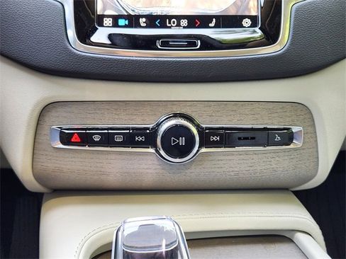 Used 2025 Volvo XC90 B6 Ultra w/ Lounge Package image 19