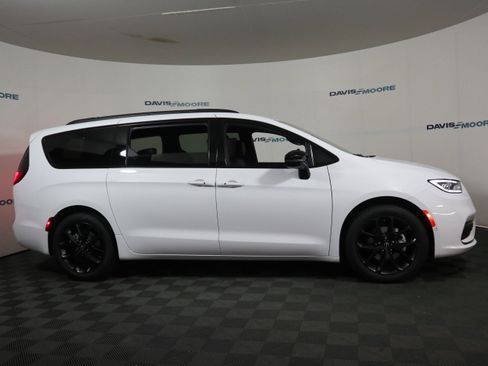 New 2026 Chrysler Pacifica Select image 4