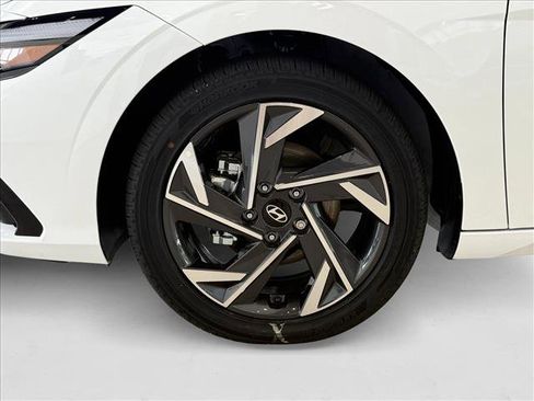 New 2025 Hyundai Elantra Limited image 9