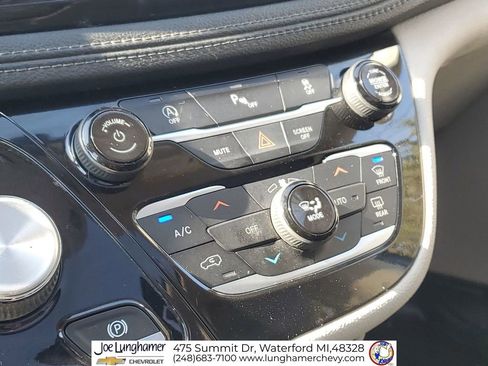 Used 2020 Chrysler Pacifica Limited image 19