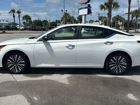 Used 2025 Nissan Altima 2.5 SV FWD image 3