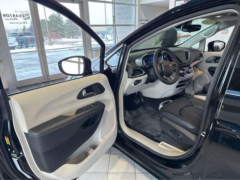 Used 2024 Chrysler Pacifica Touring-L AWD/4WD image 17