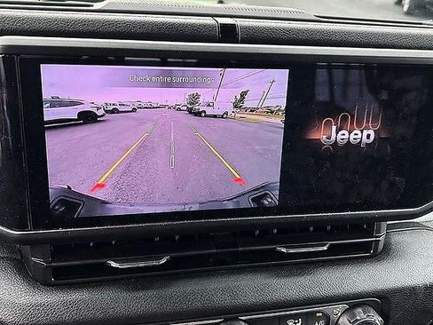 Used 2025 Jeep Gladiator Sport AWD/4WD image 9