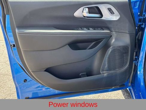 New 2027 Chrysler Pacifica Select FWD image 18