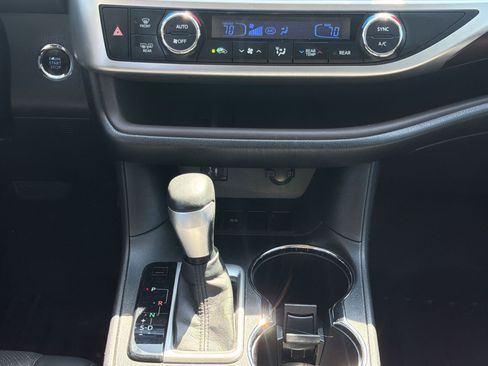 Used 2016 Toyota Highlander Limited FWD image 19